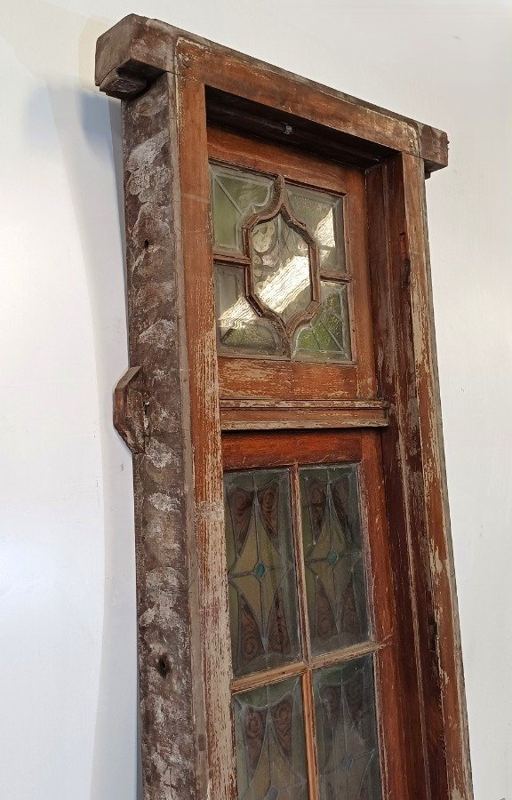 Ventana antigua con vitraux muy coloridos y cedro - imagen 12