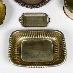 Lote de 8 piezas: Centritos de metal, salvilla inglesa, alhajero y pote - imagen 6