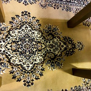 Sofá de Cuero Negro y Mesa Auxiliar de Madera - imagen 3