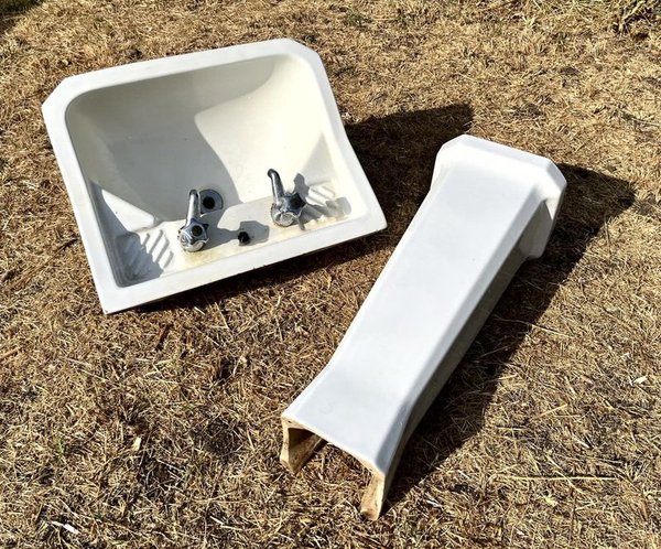 Juego de Baño Olmo de Loza Blanca: Lavatorio con Pedestal – Bidet – Inodoro y Antiguo Bidet de Loza Cisterna de Plástico - imagen 3