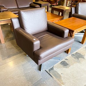 Lote siguiente: Sillón de Cuero Marrón Giratorio Estilo Moderno