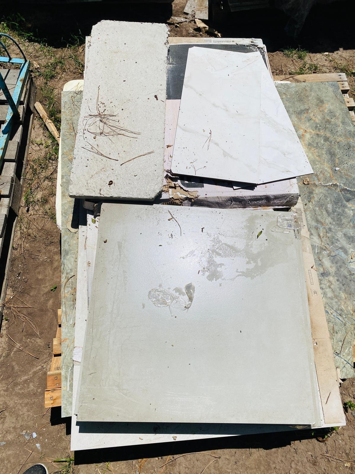 Item lote-x11-mt2-de-ceramicas-colores-y-modelos-variados - Image 0