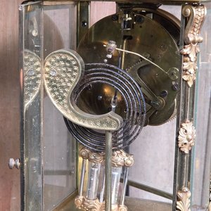 Reloj de Sobremesa de Bronce, Ónix y Cristales Biselados con Péndulo de Mercurio - imagen 5