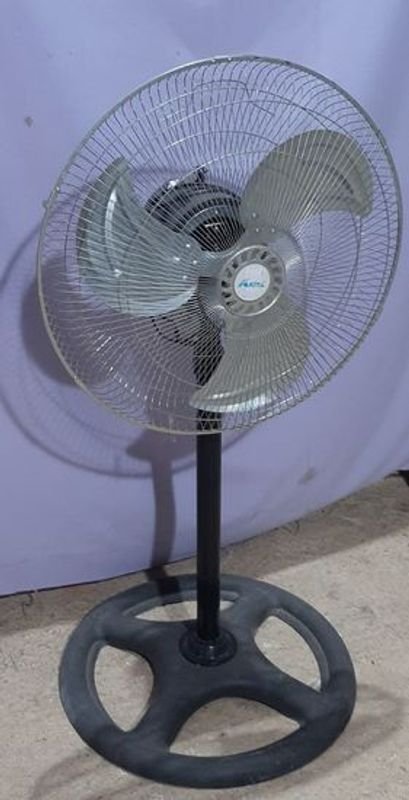 Lote siguiente: Ventilador de pie AKITA en buen estado