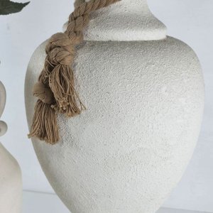 Dos Grandes Floreros Blancos con Flores Artificiales - imagen 3