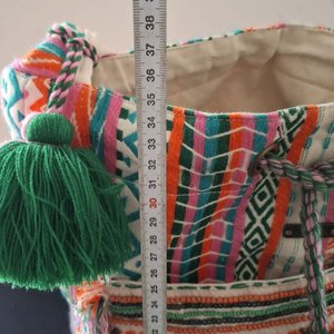Mochila Artesanal Multicolor con Flecos y Cuentas - imagen 3