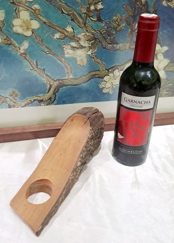 Botella de Vino Garnacha con soporte en madera - imagen 2