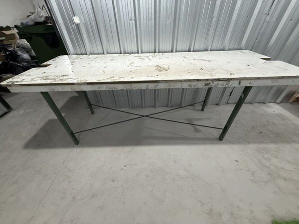 Mesa de Trabajo Grande con Tapa Blanca y Estructura Metálica