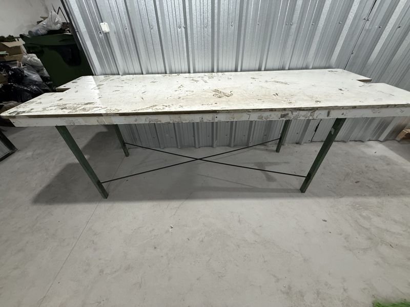 Mesa de Trabajo Grande con Tapa Blanca y Estructura Metálica