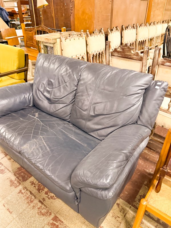 Sofá de Cuero Gris y Sillón Amarillo Estilo Clásico - imagen 1