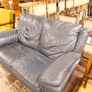 Lote siguiente: Sofá de Cuero Gris y Sillón Amarillo Estilo Clásico