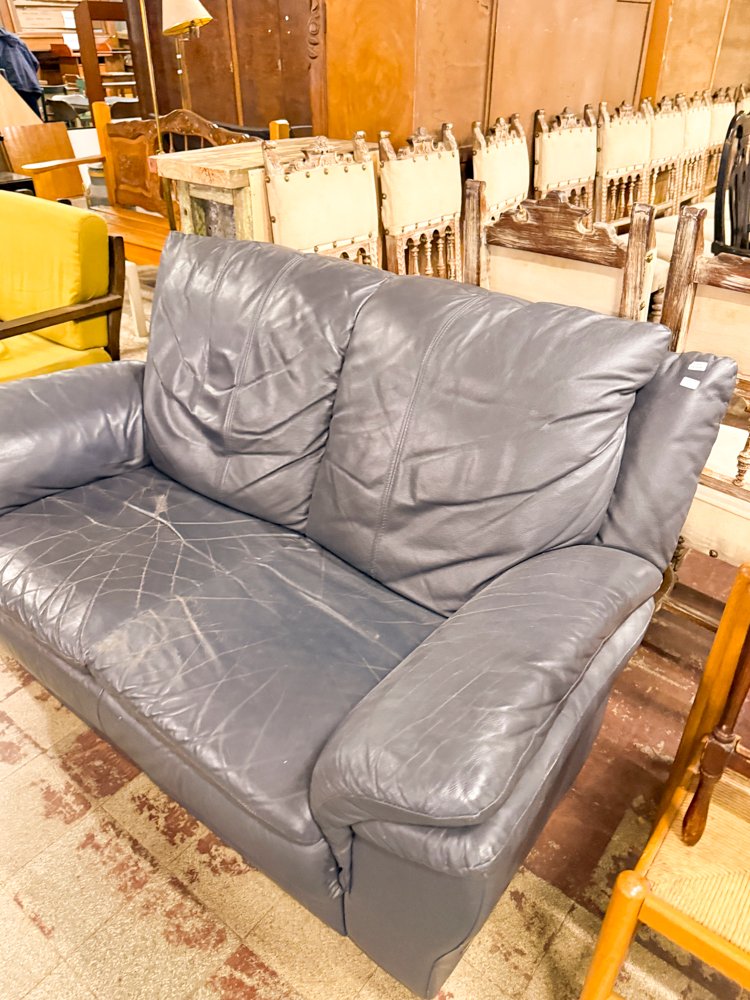 Sofá de Cuero Gris y Sillón Amarillo Estilo Clásico