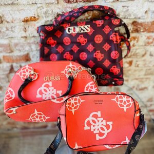 Lote siguiente: Set de 3 Carteras Guess Estampadas
