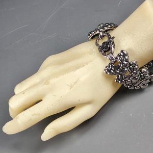 Pulsera Brutalista de Metal con Diseño en Relieves - imagen 5