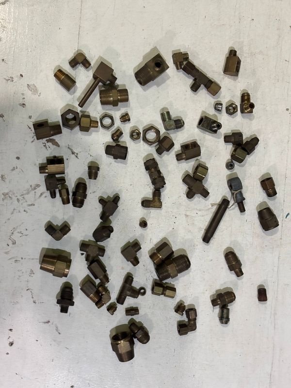 Lote de 70 Piezas de Bronce para Conexiones