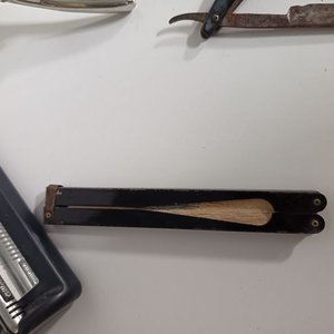 Set de Barbería Antiguo: Máquina de Cortar Pelo, Navaja y Más - imagen 6