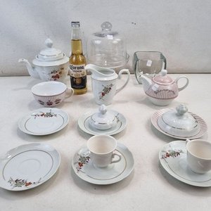 L 385 - Varias Piezas - Importante surtido de vajilla y adornos en ceramica y vidrio para complementar su mesa y decoracion, con detalles florales - imagen 2