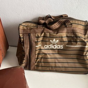Lote siguiente: Dos Valijas Antiguas de Cuero y Bolso Deportivo Adidas