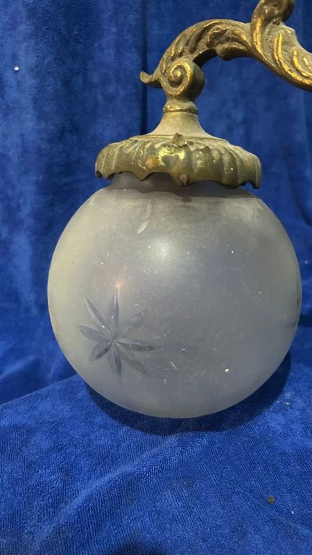 Lámpara de bronce con globos de cristal - imagen 4