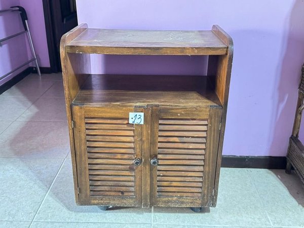 Cajón de madera con dos puertas y estante - imagen 2