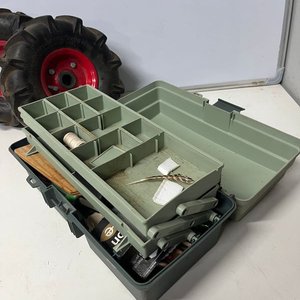 Caja de Pesca Plástica con 2 Niveles y Artículos Varios + 2 Ruedas para Carretilla - imagen 4