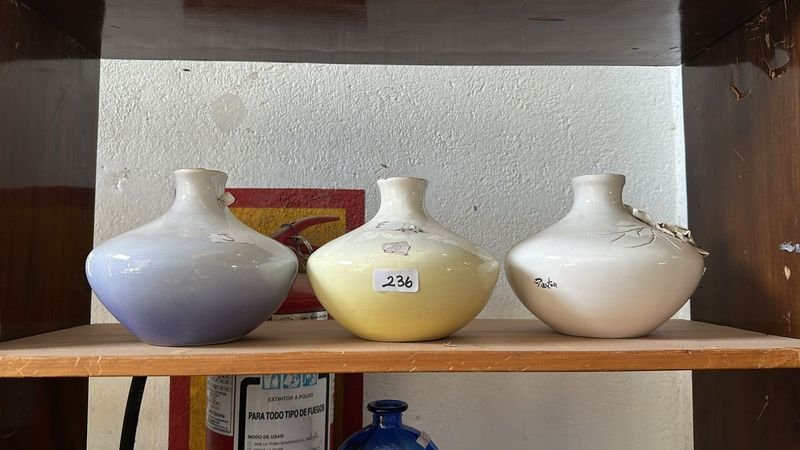 Lote anterior: Tres floreros de cerámica
