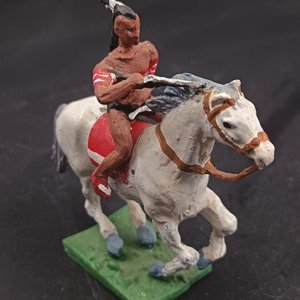 Figura de Indio a Caballo en Posición de Ataque - imagen 4