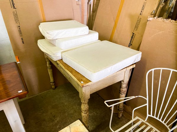 Juego de Almohadones para Sillas y Mesa Auxiliar Antigua