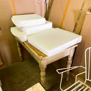 Lote anterior: Juego de Almohadones para Sillas y Mesa Auxiliar Antigua