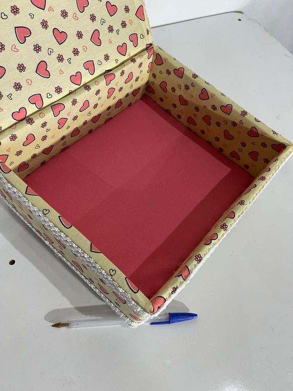 Caja organizadora artesanal con corazones - imagen 2