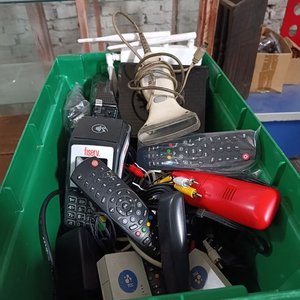Lote siguiente: Lote de Controles Remotos, Teléfonos y Accesorios Electrónicos Varios