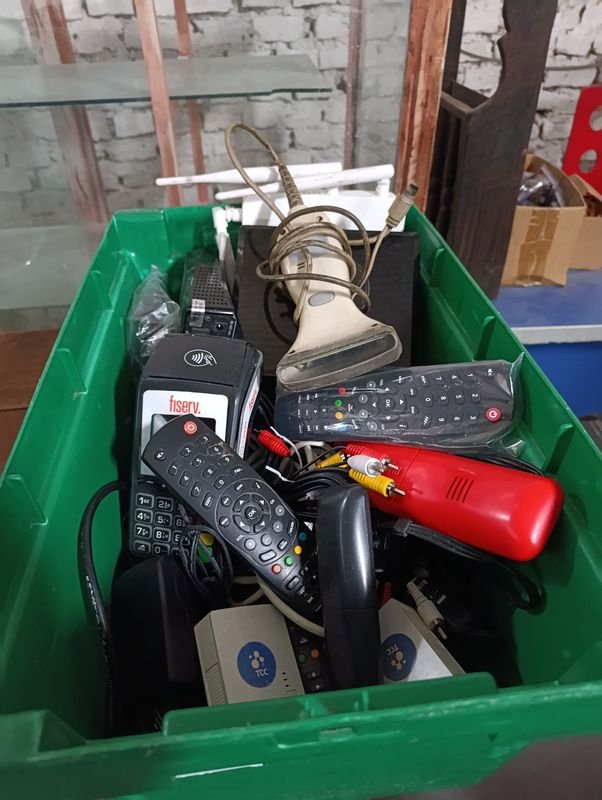 Lote de Controles Remotos, Teléfonos y Accesorios Electrónicos Varios