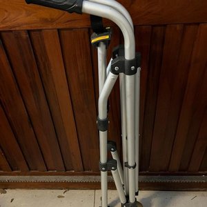 Andador Ortopédico Plegable de Aluminio con Ruedas - imagen 2