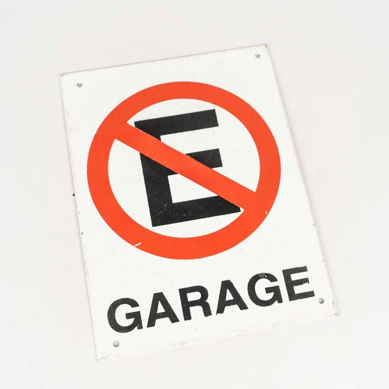 Lote siguiente: Signo de Garage con un círculo rojo y una diagonal