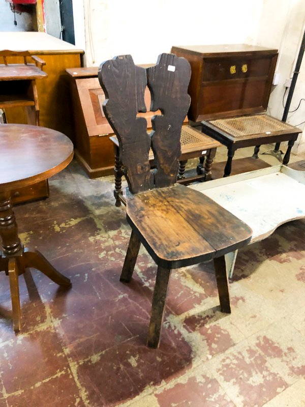 Silla Rústica de Madera con Diseño de Cruz