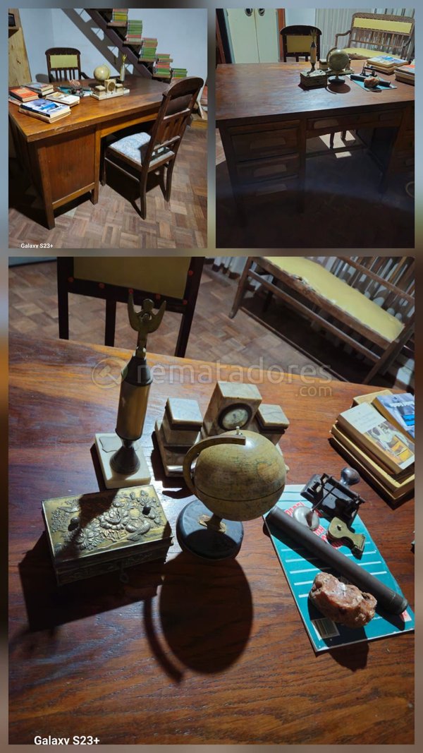 Mueble de Escritorio Antiguo con Silla y Objetos de Decoración