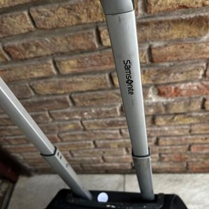 Valija Samsonite Negra Mediana con Ruedas y Mango Extensible - imagen 6