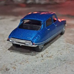 Auto Coleccionable Azul Metálico - imagen 2