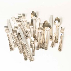 Lote anterior: Conjunto de 23 Cubiertos de Plata Antigua