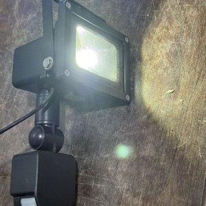 Foco LED Recargable con Panel Solar y Sensor de Movimiento - imagen 3