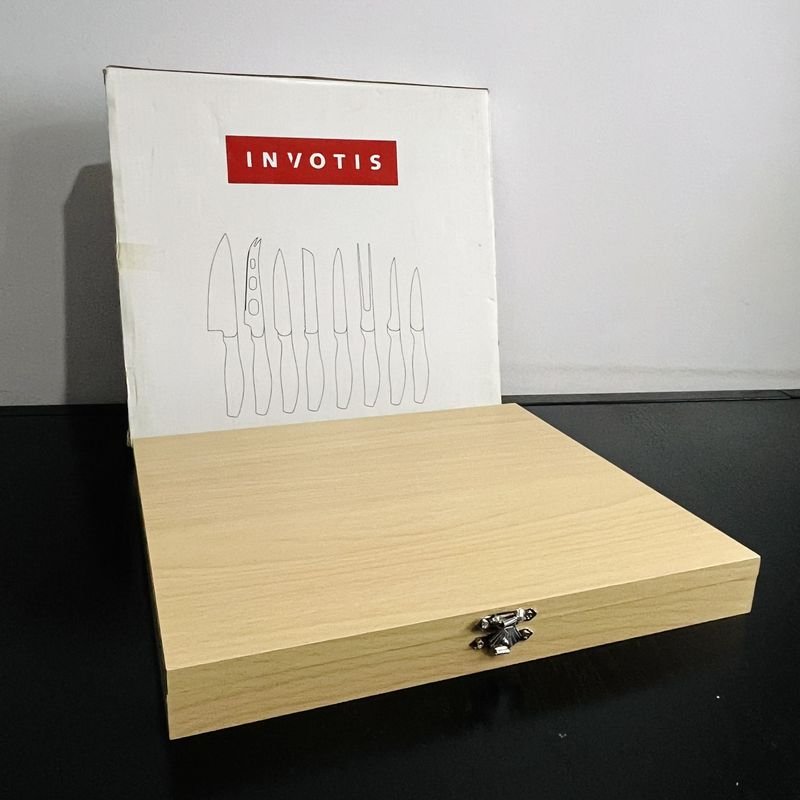 Gran tabla con asas de peltrina y caja de cuchillos Invotis - imagen 3