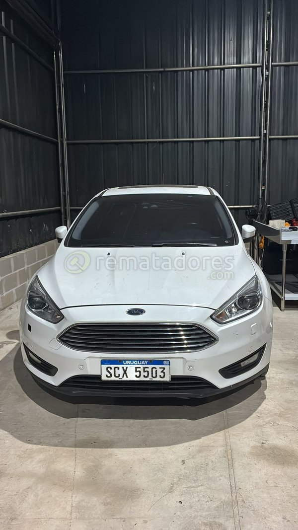 Ford Focus Blanco 2017 con Interior de Cuero
