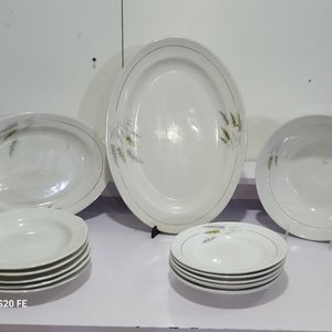 Lote anterior: Lote de Vajilla de Porcelana Blanca con Diseño de Espigas: Fuentes y Platos