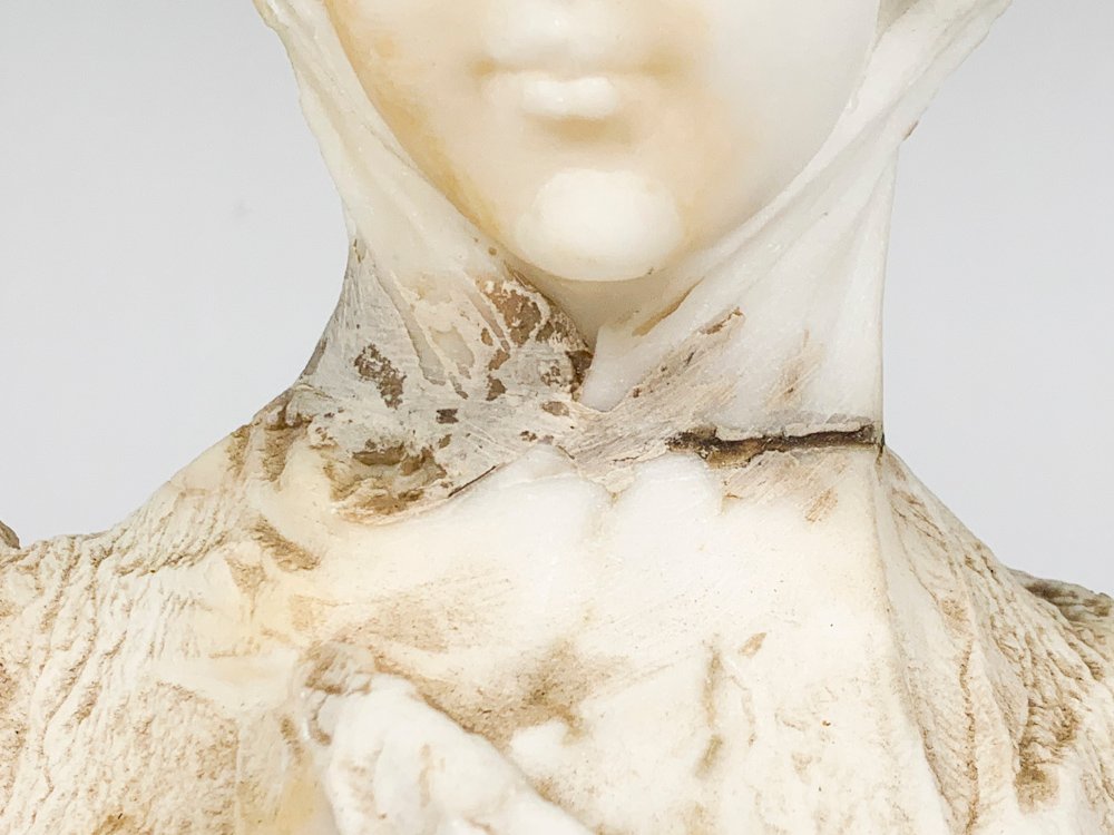 Busto de marmolina con dama y base de madera - imagen 2