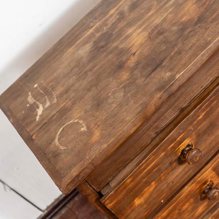 Comoda de madera con detalles en lustre y tiradores faltantes - imagen 2