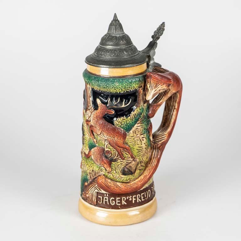 Lote anterior: Jarra de cerveza cerámica con escenas en relieve y asa con figura zorro y tapa de peltre