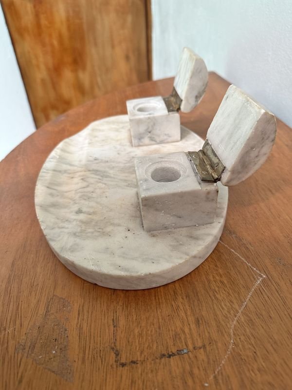Tintero de mármol con objetos decorativos - imagen 3