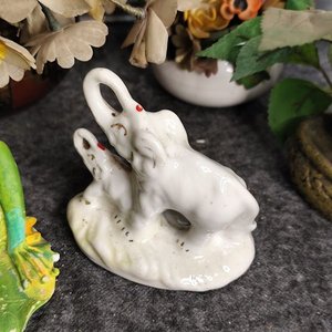 Lote de Adornos de Cerámica y Porcelana: Pareja de Ranas, Elefantes y Flores - imagen 2