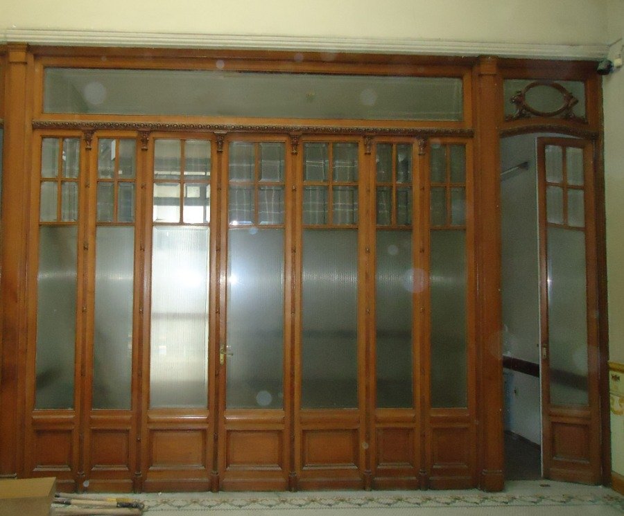 Lote siguiente: Puerta de madera antigua con seis paneles
