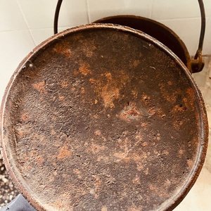 Olla Antigua de Hierro Fundido con Tapa y Asa - imagen 3